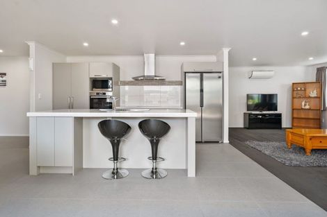 Photo of property in 12 Resolution Place, One Tree Point, 0118