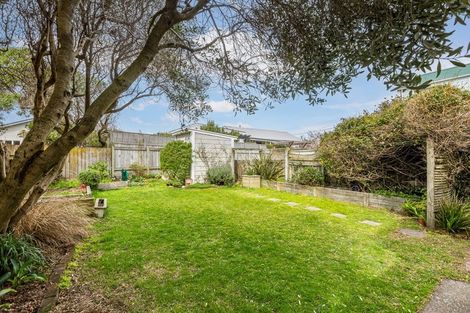 Photo of property in 107 Onepu Road, Lyall Bay, Wellington, 6022
