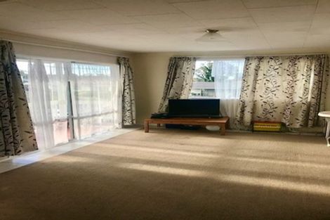 Photo of property in 18 Foyle Place, Glendene, Auckland, 0602