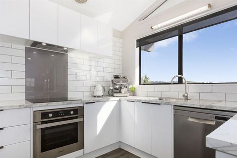 Photo of property in 106 Gloaming Hill, Titahi Bay, Porirua, 5022