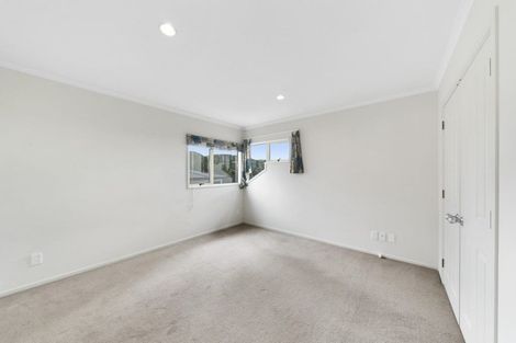 Photo of property in 9 Bennett Grove, Newlands, Wellington, 6037
