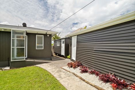 Photo of property in 97 Tiri Road, Tindalls Beach, Whangaparaoa, 0930