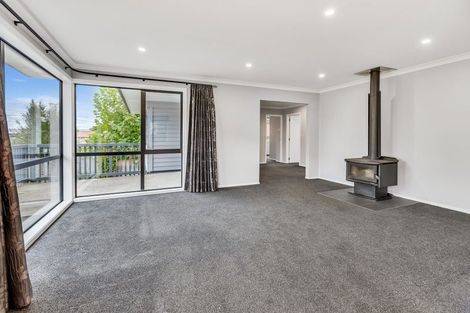 Photo of property in 2/16 Hillcrest Avenue, Hillcrest, Auckland, 0627