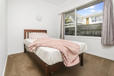 Photo of property in 1/69 Hepburn Road, Glendene, Auckland, 0602