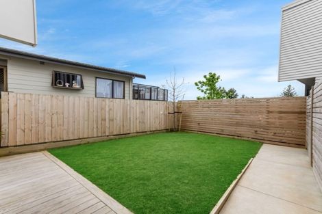 Photo of property in 3/15 Chivalry Road, Glenfield, Auckland, 0629