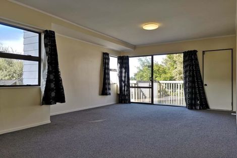 Photo of property in 2/20 Jenanne Place, Totara Vale, Auckland, 0629