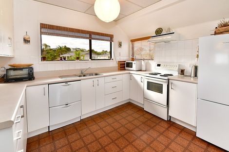 Photo of property in 20 Walton Street, Red Beach, 0932