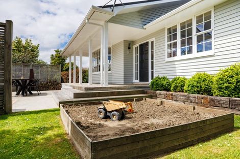 Photo of property in 4 Chilton Grove, Hokowhitu, Palmerston North, 4410