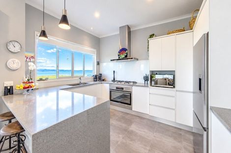 Photo of property in 989 East Coast Road, Kaiaua, Miranda, 2473