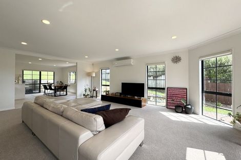 Photo of property in 54 Scarlet Oak Drive, Schnapper Rock, Auckland, 0632