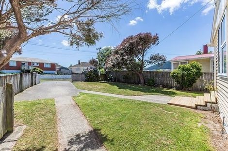 Photo of property in 32 Davidson Crescent, Tawa, Wellington, 5028