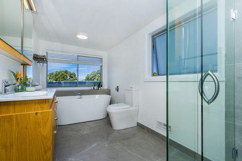 Photo of property in 17 Ocean View Road, Milford, Auckland, 0620