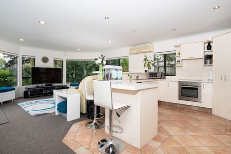 Photo of property in 35 Vermeer Place, West Harbour, Auckland, 0618