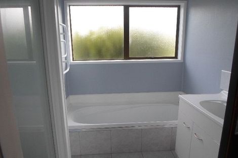 Photo of property in 1/7 Deverell Place, Northcross, Auckland, 0632