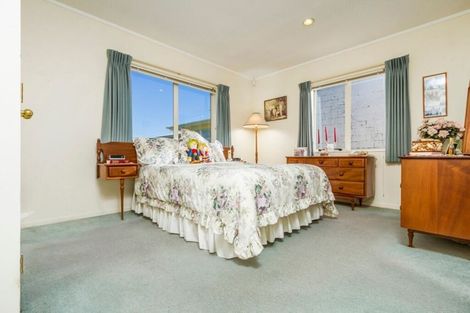 Photo of property in 2/335 Wairau Road, Totara Vale, Auckland, 0627