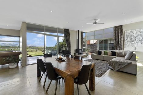 Photo of property in 19 Springdale Grove, Fitzherbert, Palmerston North, 4410