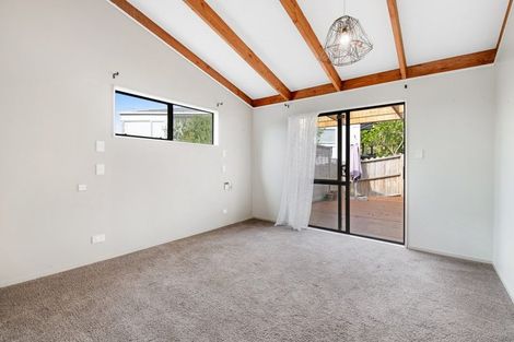 Photo of property in 10 Unsworth Drive, Unsworth Heights, Auckland, 0632