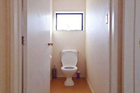 Photo of property in 8a Eske Place, Highland Park, Auckland, 2010