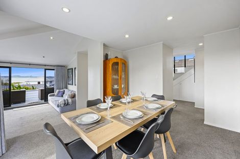 Photo of property in 16 Oakpark Place, West Harbour, Auckland, 0618