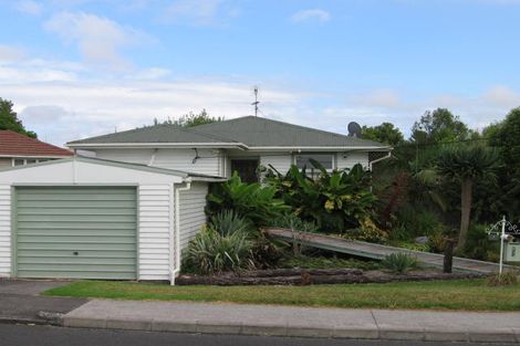 Photo of property in 1/7 Vardon Road, Green Bay, Auckland, 0604