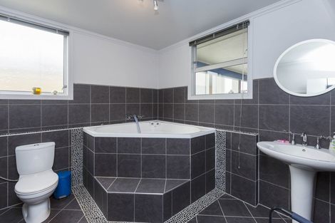 Photo of property in 53 Hillside Drive, Maoribank, Upper Hutt, 5018