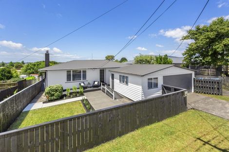 Photo of property in 32 Neil Avenue, Te Atatu Peninsula, Auckland, 0610