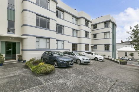 Photo of property in Owd Trafford Flats, 17 Brougham Street, Mount Victoria, Wellington, 6011