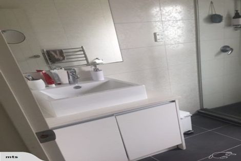 Photo of property in 20 Harrowglen Drive, Northcross, Auckland, 0632