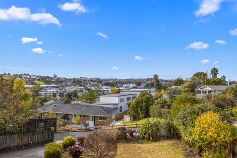 Photo of property in 1/8 Ludlow Terrace, Totara Vale, Auckland, 0627