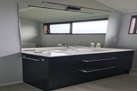 Photo of property in 2/25 Sartors Avenue, Northcross, Auckland, 0630