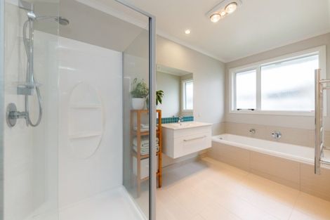 Photo of property in 11 Saint Heliers Grove, Fitzherbert, Palmerston North, 4410