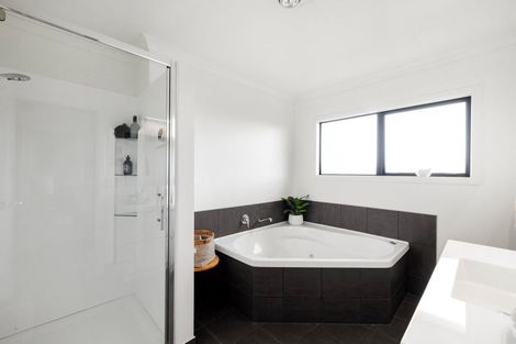 Photo of property in 8 Shalimar Place, Huntington, Hamilton, 3210