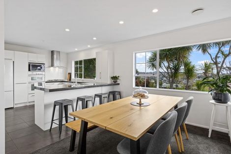 Photo of property in 2/4 Holt Avenue, Torbay, Auckland, 0630