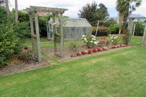 Photo of property in 33 Rhodes Street, Waimate, 7924