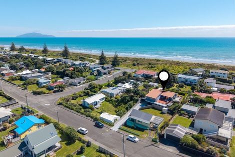 Photo of property in 17 Moana Street, Otaki Beach, Otaki, 5512