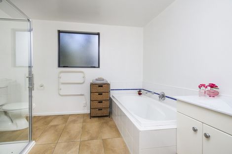 Photo of property in 70 Wood Bay Road, Titirangi, Auckland, 0604