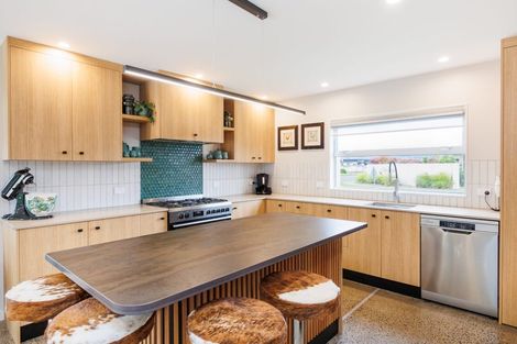 Photo of property in 2 Chestnut Close, Kelvin Grove, Palmerston North, 4414