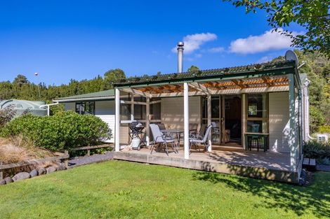 Photo of property in Ruatiti Cottage, 1693 Ruatiti Road, Ruatiti, Raetihi, 4696