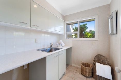 Photo of property in 1 Page Point, Mellons Bay, Auckland, 2014