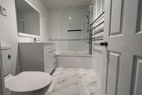 Photo of property in 2/13 Sunnyside Road, Sunnyvale, Auckland, 0612