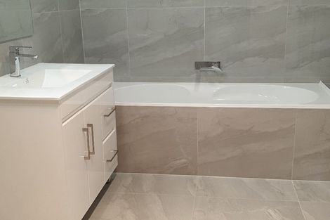 Photo of property in 18a Riverpark Crescent, Henderson, Auckland, 0610