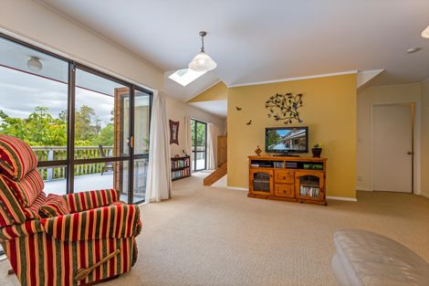 Photo of property in 32 Springdale Grove, Fitzherbert, Palmerston North, 4410