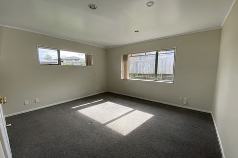 Photo of property in 25 Ginders Drive, Massey, Auckland, 0614