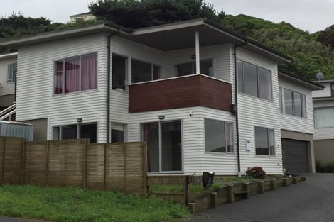 Photo of property in 23 Tamworth Crescent, Newlands, Wellington, 6037