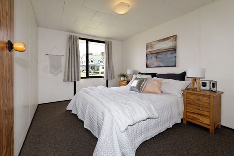 Photo of property in 1/4 Hanson Place, West Harbour, Auckland, 0618