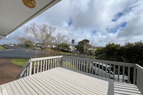Photo of property in 21 Meadowood Drive, Unsworth Heights, Auckland, 0632