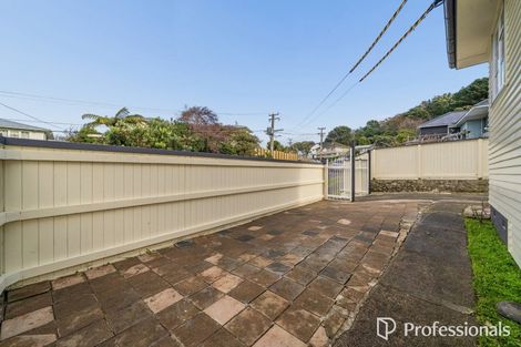 Photo of property in 1 Wakefield Terrace, Tawa, Wellington, 5028