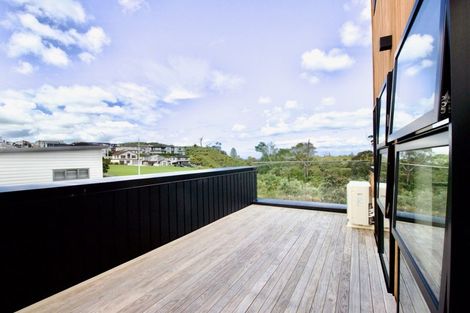 Photo of property in 15 Longshore Drive, Long Bay, Auckland, 0630