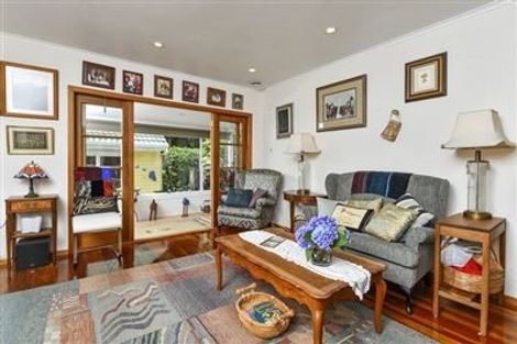 Photo of property in 156 East Coast Road, Forrest Hill, Auckland, 0620