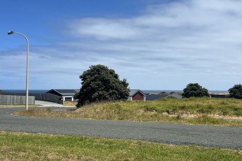 Photo of property in 2 Pipi Place, Baylys Beach, 0377